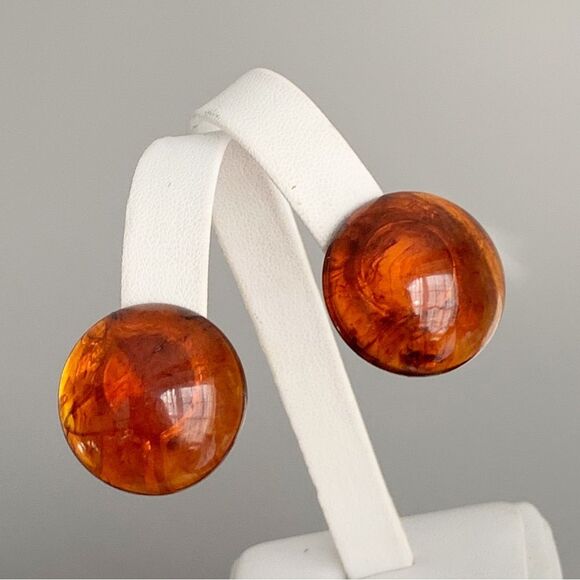 Vintage swirled root beer apple juice Bakelite amber dome clip on button earring - Picture 12 of 16